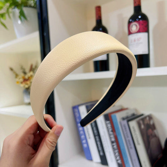 Korean-style U-shape leather headband for women with geometric design
Minimalist leather headband for everyday wear and casual outings
Sleek geometric hair accessory keeping hair secure in style
Contemporary leather headband for women with modern aesthetic