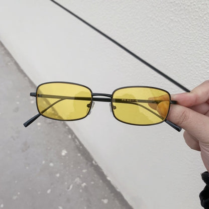 Retro unisex sunglasses black metal frame UV protection
Stylish gold frame sunglasses for men and women outdoor wear
Lightweight silver retro sunglasses fashion eyewear close up
Classic bronze lens sunglasses UV protection travel style