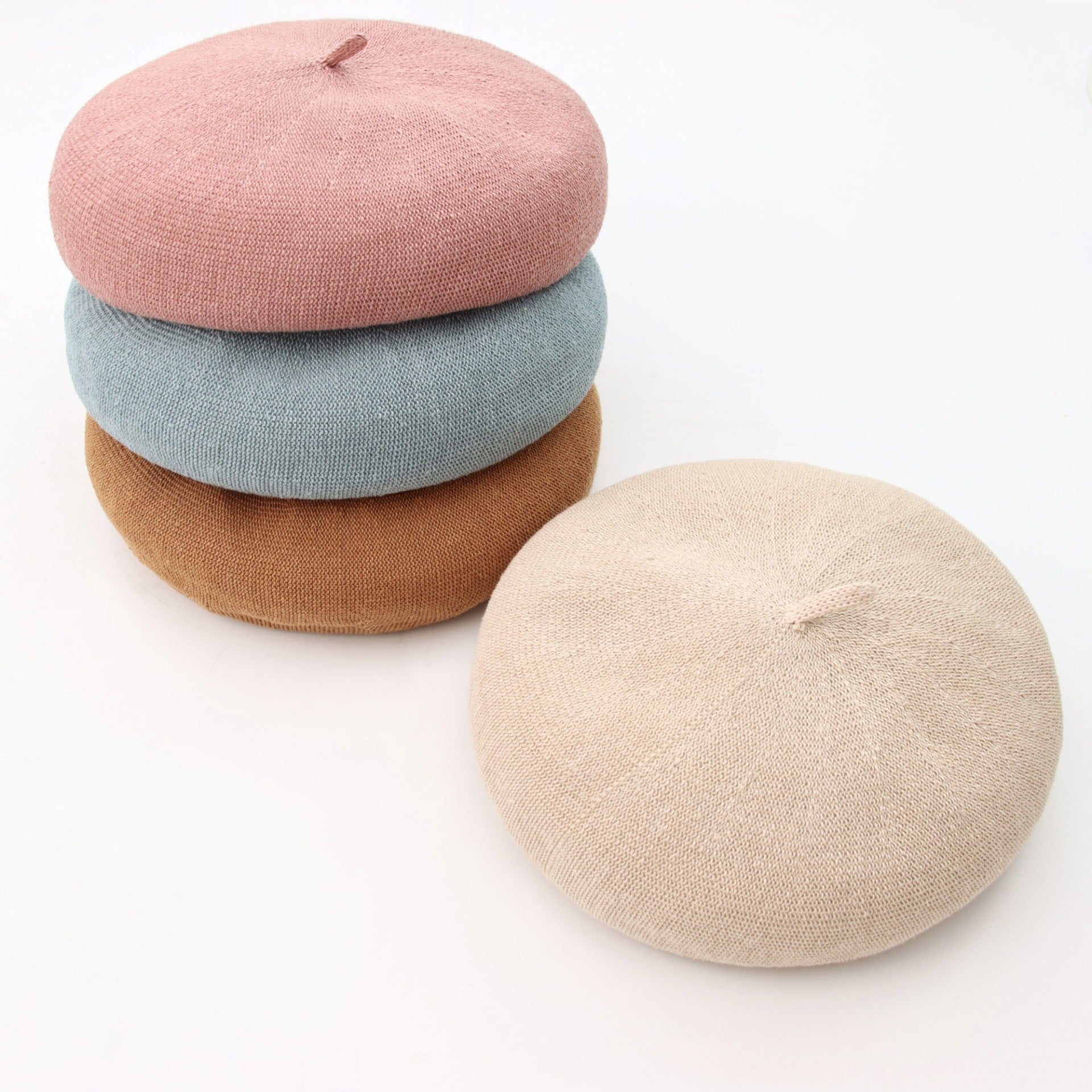Breathable linen painter cap for women in summer
Classic beret with structured dome crown and deep brim
Lightweight, adjustable summer hat for casual and travel wear
Handmade linen cap with minimalist solid colors