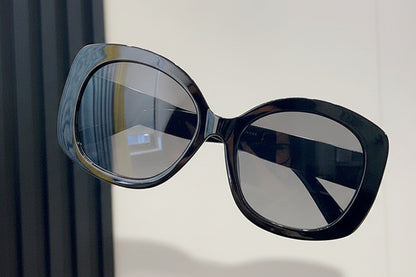 retro fashion sunglasses unisex UV protection eyewear
stylish casual sunglasses leopard print and black frames
lightweight travel sunglasses tinted lenses fashion style
trendy retro sunglasses for men and women outdoor wear
SEO URL