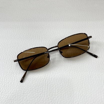 Retro unisex sunglasses black metal frame UV protection
Stylish gold frame sunglasses for men and women outdoor wear
Lightweight silver retro sunglasses fashion eyewear close up
Classic bronze lens sunglasses UV protection travel style