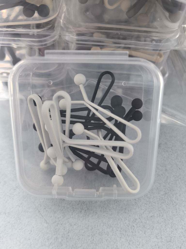 12 matte long scarf clips arranged for hijab styling
Close-up of silicone grip hijab scarf clip holding fabric
Elegant platinum finish scarf clips for headscarves
Lightweight matte hijab clips for daily modest fashion wear