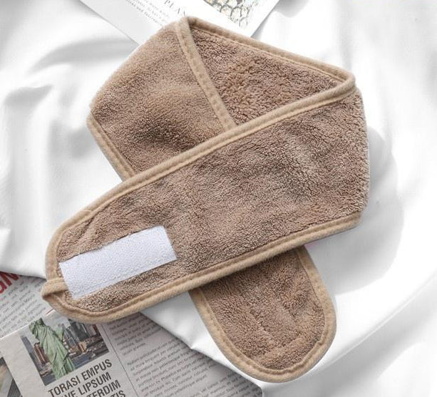 Adjustable microfiber headband for skincare and makeup
Soft headband keeping hair secure during facial routines
Microfiber headband for spa or professional use
Comfortable hair band for cleansing and makeup application