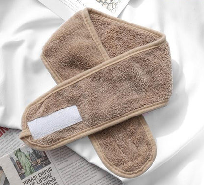 Adjustable microfiber headband for skincare and makeup
Soft headband keeping hair secure during facial routines
Microfiber headband for spa or professional use
Comfortable hair band for cleansing and makeup application