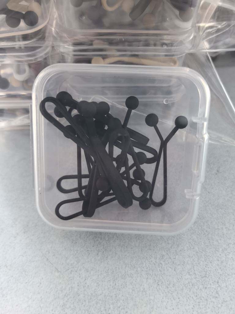 12 matte long scarf clips arranged for hijab styling
Close-up of silicone grip hijab scarf clip holding fabric
Elegant platinum finish scarf clips for headscarves
Lightweight matte hijab clips for daily modest fashion wear