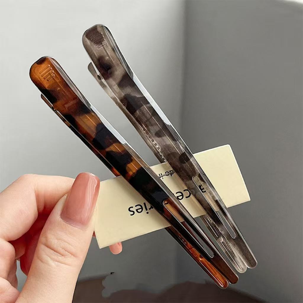 leopard print acrylic hair clip hollow wide design
korean style hair clip trendy animal print accessory
lightweight acrylic hair claw secure hold styling
wide hollow hair clip bold fashion hair accessory