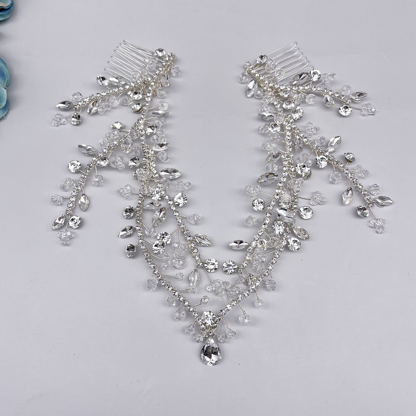 Handmade rhinestone forehead chain floral hair accessory
Double comb jeweled headpiece for women
Sparkling floral hair clip with rhinestones
Elegant forehead ornament in multiple colors